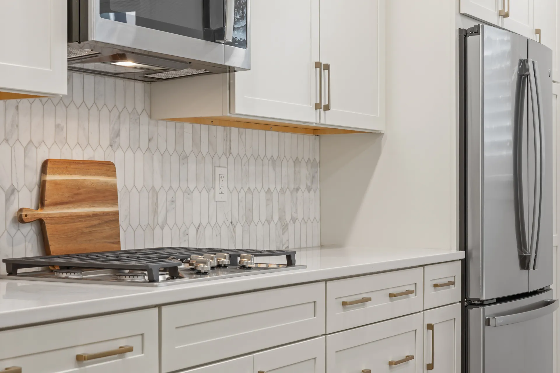 Range hood, Tile backsplash — Duluth kitchen remodel by HomeVantage